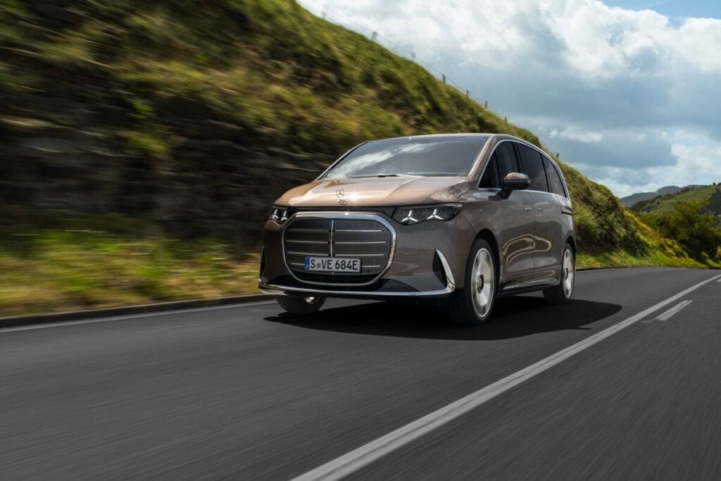 The all-new Mercedes-Benz VLE/ Press Test Drive Bilbao, Spain (Mercedes-Benz VLE 300 electric | combined energy consumption: 20.7-18.4 kWh/100 km | combined CO₂ emissions: 0 g/km | CO₂ class: A EXTERIOR: velvet brown metallic | INTERIOR: nappa leather ivory beige;Mercedes-Benz VLE 300 electric | combined energy consumption: 20.7-18.4 kWh/100 km | combined CO₂ emissions: 0 g/km | CO₂ class: A*