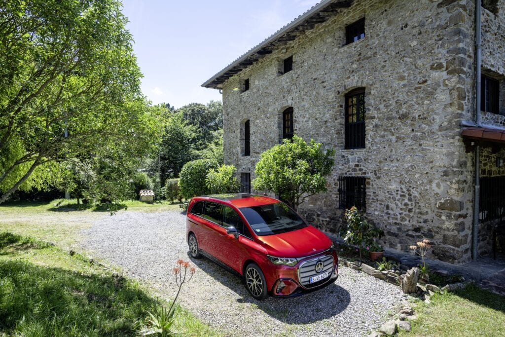 The all-new Mercedes-Benz VLE_Press Test Drive Bilbao, Spain (Mercedes-Benz VLE 400 4MATIC electric MANUFAKTUR patagonia red metallic | provisional figures: combined energy consumption: 22,1-19,8kWh/100 km | combined CO₂ emissions: 0 g/km | CO₂ class: A);Mercedes-Benz VLE 400 4MATIC electric MANUFAKTUR patagonia red metallic | provisional figures: combined energy consumption: 22,1-19,8kWh/100 km | combined CO₂ emissions: 0 g/km | CO₂ class: A*