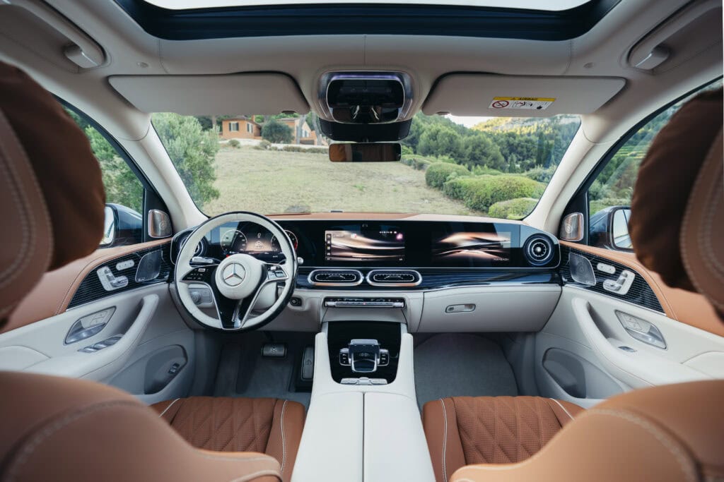 Mercedes-Maybach GLS 680
MANUFAKTUR Côte d'Azur light blue metallic
Maybach Exclusive Nappa Leather Beech brown / Macchiato beige