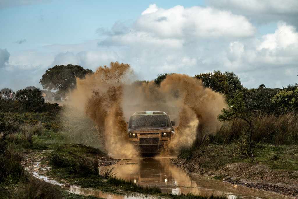 Featured image for “Land Rover Discovery Future: Why Is JLR Waiting?”