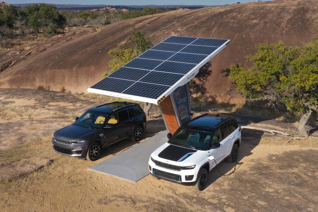 2024 Jeep® Grand Cherokee Summit Reserve 4xe (left) and 2024 Jeep Grand Cherokee Trailhawk 4xe