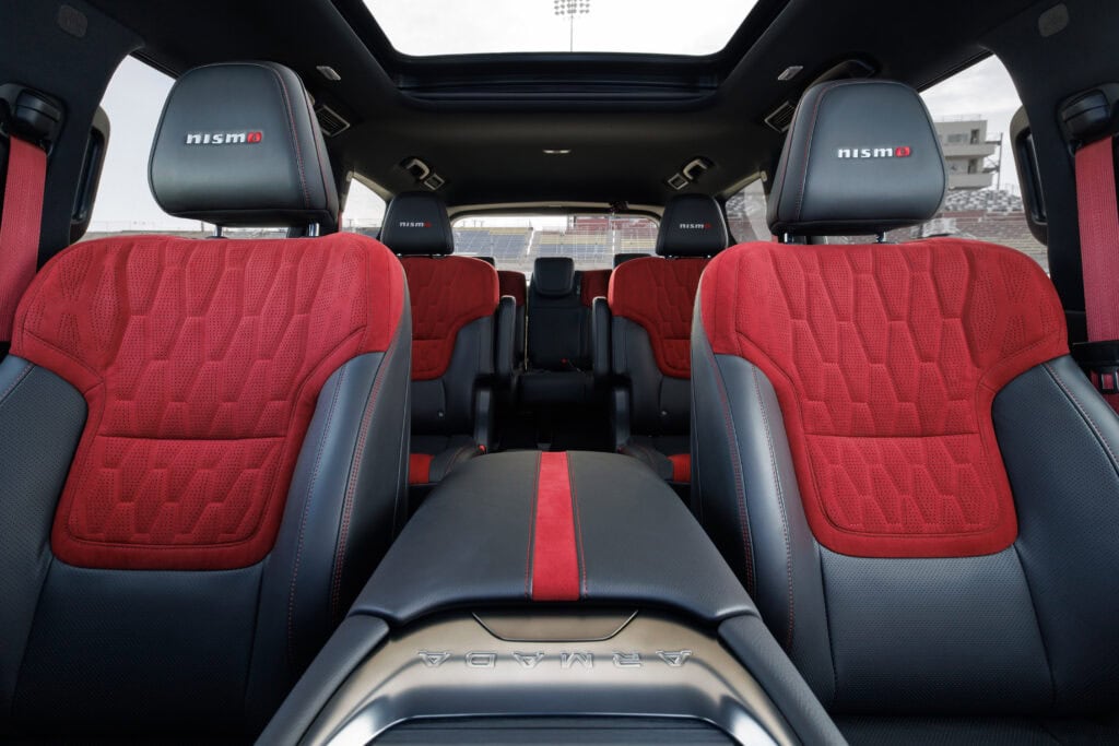 Interior Nissan Armarda Nismo