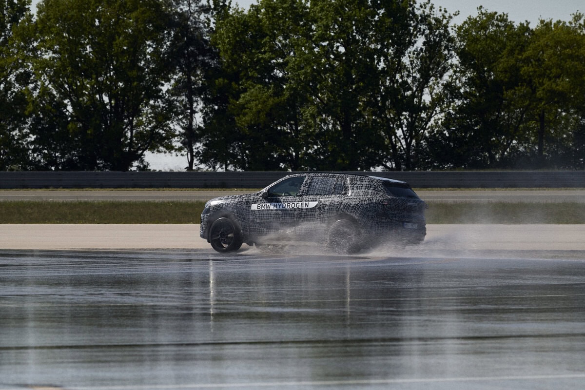 Featured image for “BMW X5 Offers Five Drivetrain Options Including Hydrogen”