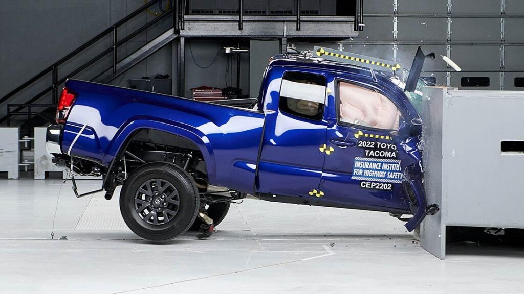 Toyota Tacoma safety test by IIHS
