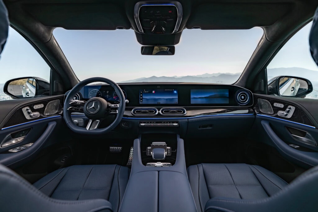 The new Mercedes-Benz GLE.

Exterior: MANUFAKTUR opalite white bright
Interior: MANUFAKTUR special upholstery in Exclusive nappa leather yacht blue