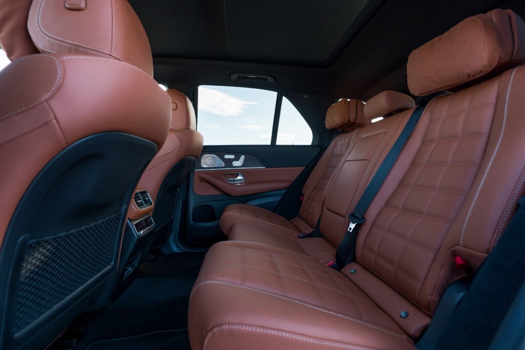 The new Mercedes-Benz GLE, 2026.

Exterior: MANUFAKTUR Côte d'Azur light blue metallic
Interior: Leather saddle brown / black